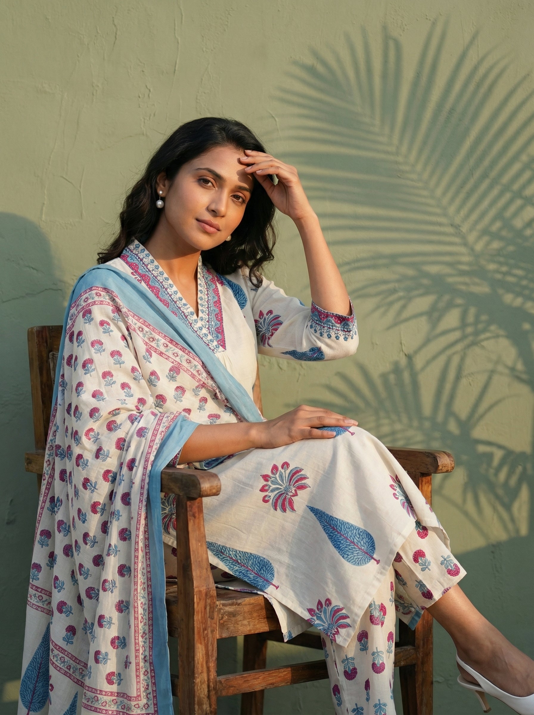 V-Neck Boota Elegance Off-white and Blue KPD Set
