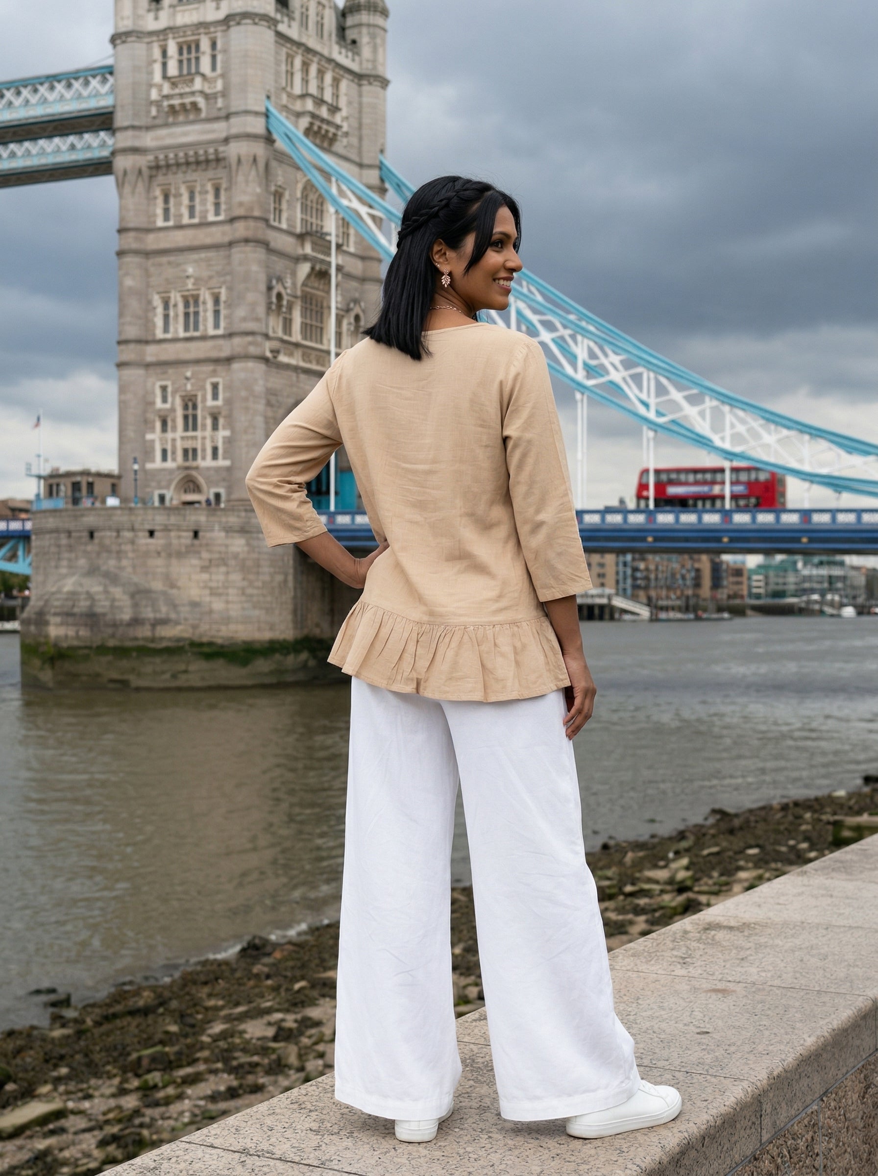 THE LINEAR WAVE BEIGE COTTON TOP