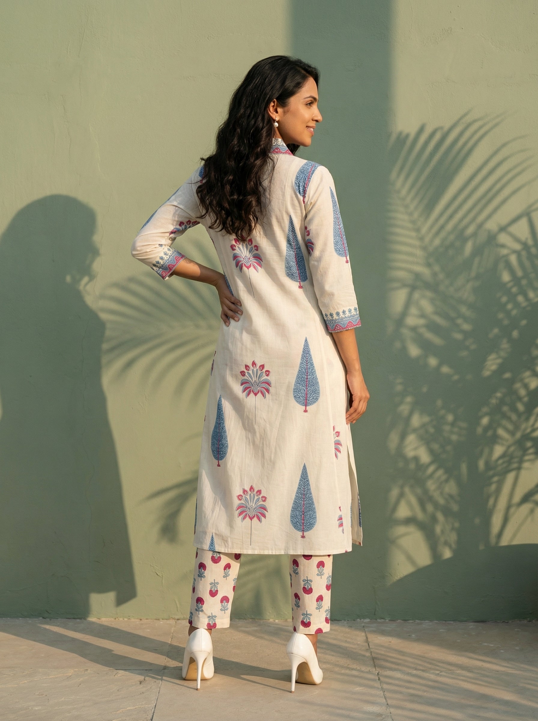 V-Neck Boota Elegance Off-white and Blue KPD Set